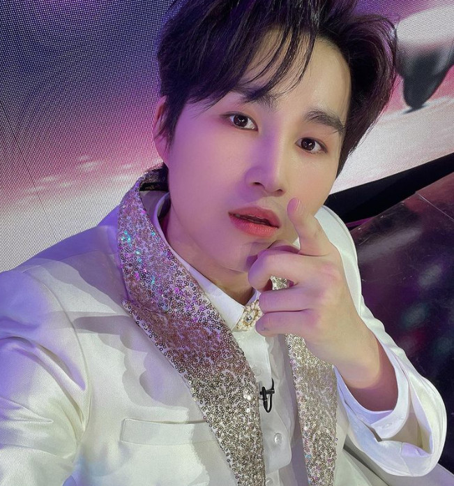 Singer Kim Hie-jae culminates in warm beautyKim Hie-jae posted a picture on February 2 on his personal instagram with an article entitled I want to meet you in a while at the Colcenta Anbang Concert of Love.Kim Hie-jae in the photo takes a self-portrait at an angle of 45 degrees.The handsome appearance adds to the perfect angle, so the sleek jaw line and distinctive features shine more.Kim Hie-jae has revealed her affection for fans with a sensible pose that seems to be snapping fans.