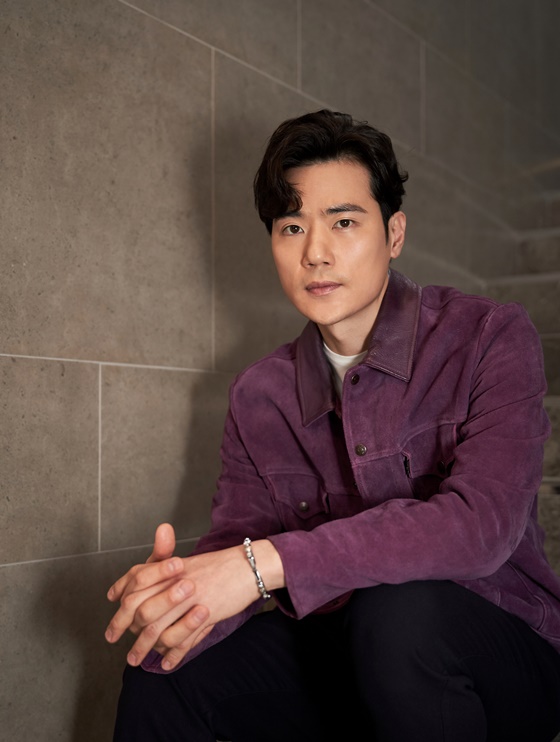 Kim Kang-woo conducted a round interview for the movie New YearMarriage Blue (director Hong Ji-young) online on the morning of the 2nd.New YearMarriage Blue is a work that depicts the fear and excitement of four couples who want to be happier in New Year after finishing their offseason.Kim Kang-woo played JiHo in the play; JiHo is a 4-year divorce homicide detective seeking a natural encounter.He is the person who will take on the protection of Hyo-young (Yoo In-na), who is in a divorce lawsuit, and will feel the Seorem that he has forgotten.New YearMarriage Blue was originally scheduled to open at the end of last year; however, Corona 19 had previously played openness.Kim Kang-woo opened his mouth to aptation is heavy about his feelings of opening up the New YearMarriage Blue in the Corona city.When we decided to name New YearMarriage Blue, we thought we should change the title and openness, but we did it.Im glad our theory is the Chinese New Year. As a filmmaker, I hope that New YearMarriage Blue will be the catalyst.I watched a movie in the theater for a long time (through the premiere), and it was thoroughly protected. Kim Kang-woo said, I hope our movie will be a chance for many people to come to the theater.I had a lot of hard work last year, so I think it would be nice to see a bright movie that can laugh like New YearMarriage Blue rather than a serious movie. Meanwhile, New YearMarriage Blue will open on the 10th.