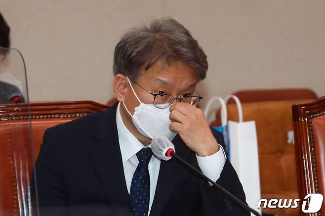 권칠승 중기부 장관 후보자가 3일 국회에서 열린 산업통상자원중소벤처기업위원회 인사청문회에서 의원들의 질의에 답변하고 있다. © News1 신웅수 기자