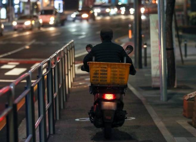서울 시내에서 오토바이가 자전거도로로 주행하고 있다. / 사진=뉴시스