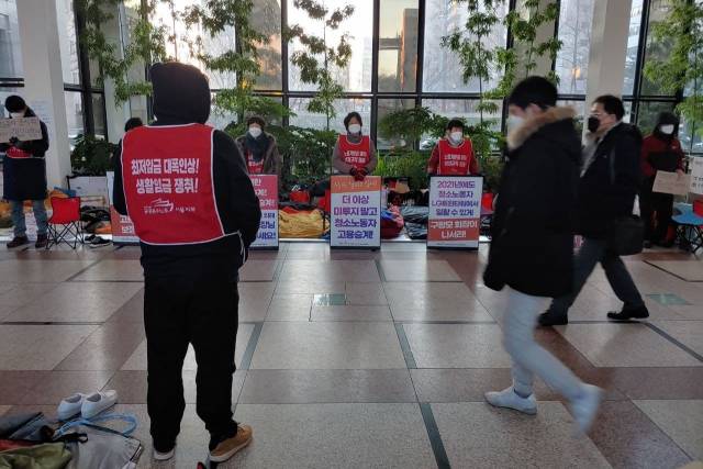 ▲ LG트윈타워 로비에서 선전전을 하고 있는 청소노동자들. ⓒ프레시안(최용락)