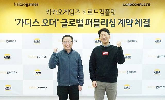조계현(왼쪽) 카카오게임즈 대표와 배정현 로드컴플릿 대표가 4일 신작 '가디스 오더' 글로벌 퍼블리싱 계약을 체결한 뒤 포즈를 취하고 있다. /카카오게임즈 제공