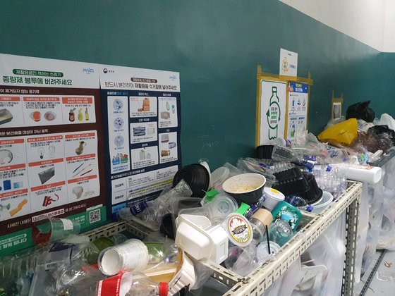 지난달 31일 서울 마포구의 한 공동주택 분리수거장 모습. 투명 페트병 별도 배출함에 일반 플라스틱 용기들이 뒤섞여 있다. 위문희 기자