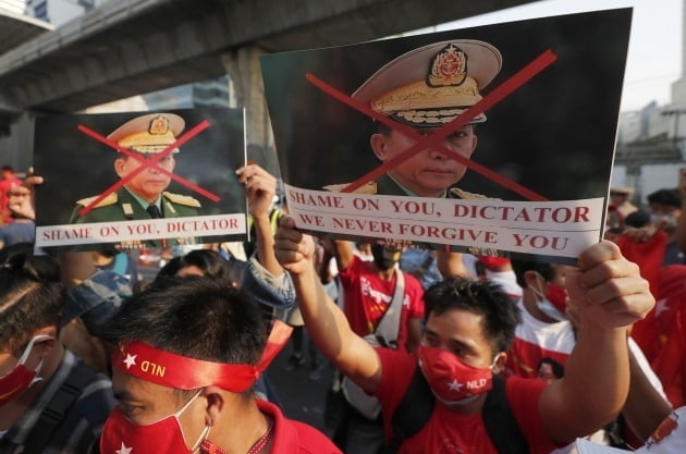 미얀마인들이 민 아웅 흘라잉 미얀마 국방군 총사령관의 쿠데타를 반대하는 시위를 하고 있다/사진=AP