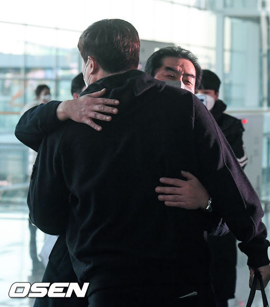 [OSEN=인천국제공항,박준형 기자]류현진이 아버지 류재천 씨와 포옹을 하고 있다. / soul1014@osen.co.kr