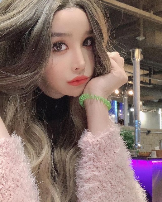 Broadcaster Harisu flaunts unrealistic Beautiful looksHarisu wrote on his Instagram on the 4th, Today 5:00pm dinner time and posted three photos.In the photo, Harisu stared at the camera with her chin on. She made a dreamy feel with a two-tone hairstyle.It looks like a Barbie doll, Its young, and Its a living doll.Meanwhile, Harisu has recently appeared on cable channel MBC Everlon Video Star and comprehensive channel MBN Boystrot.