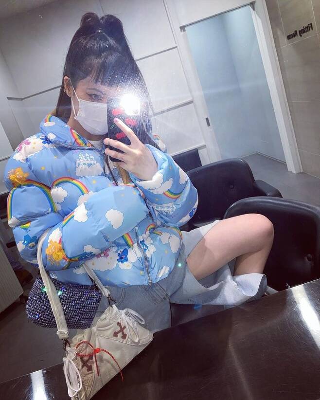 Singer Hyuna has revealed the face of It Girl - Fashion Celebrity - Dress Up Ga.Hyuna posted a photo on her personal Instagram account on February 5 with several heart emojis.In the open photo, Hyuna dressed up in a colorful light blue padding and ripped jeans like It Girl - Fashion Celebrity & Dress Up Ga.Also, the camera flash was not nod to the Hyuna a look.The netizens expressed their admiration such as Todays perfect style and padding is really cute.Earlier, Hyuna released her seventh mini album Im Not Cool on January 28th.This Im Not Cool is an album released by Hyona in a year and two months. It is an album released by Hiuna including Im Not Cool, Good Girl, Show Window, Party, Feel, Love (Feat).It contains five tracks, including Dawn (DAWN) and FLOWER SHOWER.The title song Im Not Cool is a song that shows the honest feelings of Hyuna, who looks gorgeous and cool on stage, shouting I am not cool in fact.