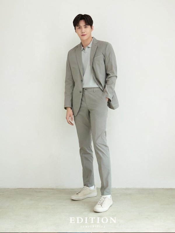 Salt Entertainment, a subsidiary company, released a new picture on the 5th with the news that the clothing brand Edition Sensors Billy selected Actor Kim Seon-ho as Brand Model for the 2021 S/S season.In addition, Kim Seon-ho has created a sensual spring look by matching items that can be used as a male spring daily look such as jacket, sweatshirt, slacks, and denim through the picture.He has a simple design and a neat silhouette, and boasts an edition sensor mobility and a breathtaking breath that presents a modern concept.