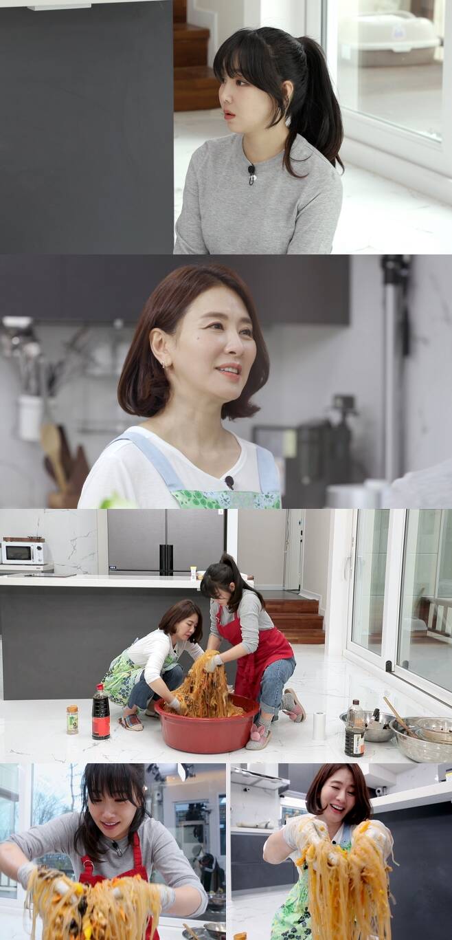 Cuisine of the sisters Stars Top Recipe at Fun-Staurant Lee Yoo-ri Lee Il-hwa large capacity begins.KBS2 Stars Top Recipe at Fun-Staurant (Stars Top Recipe at Fun-Staurant), which will be broadcast on the 5th, will be followed by the 21st menu development showdown on the theme of Kimchi.In the last broadcast, Lee Yoo-ri invited actor Lee Il-hwa.Lee Yoo-ri laughed with his unique tension, while Lee Il-hwa robbed his gaze with an atmosphere of elegance and captivated viewers of Stars Top Recipe at Fun-Staurant with a reversal charm that shows passionate stretching and showing a passionate stretch to Lee Yoo-ris proposal.So, I proved the topic by climbing to the top of real-time search terms of various portal sites.On this day, Lee Yoo-ri and Lee Il-hwa will be the top model in the full-scale Cuisine.Stars Top Recipe at Fun-Staurant large capacity Goddess Lee Yoo-ri.Lee Il-hwa, who has been loved by many as a pronoun of big hand by showing the large capacity character of the past in the drama.Lee Il-hwa said, The character in the drama is only a character, but it actually eats a little bit. However, when the large capacity Goddess Lee Yoo-ri coincided with each other, the military unit was born with a surprise 80 pieces of kimchi japchae.Kimchi Japchae was Lee Il-hwas idea for Lee Yoo-ri.Lee Yoo-ri, Lee Il-hwa, was a large capacity sister who was different from the preparation of ingredients.Lee Il-hwa said, Then I will have four bags at the moment? Lee opened the opening of the large capacity Cuisine lightly.The four bags of Japchae are a huge amount of 80 servings.Eighty servings of chest-grazing at the moment, and a range of constantly piling up Japchae ingredients, and even the super-large rubber Dara that is essential to comb it all together.Stars Top Recipe at Fun-Staurant family who watched the VCR were all shocked.In addition, the two people were surprised by the use of a large ladle when they tried to fit the liver like a large capacity Goddess.So, according to Lee Il-hwas leadership, Top Models large capacity Goddess Lee Yoo-ri said, I feel catharsis because I do cuisine with my senior, he said. At Fun-Staurant studio is said to have made a laughing sea.The meeting between the former-class large capacity Goddess Lee Yoo-ri and Lee Il-hwa.80 servings of Kimchi Japchae, once surprised by the sheep, surprised by their charm and Cuisine ability, and once again surprised by the taste of the completed Cuisine.The rich story of Lee Yoo-ri and Lee Il-hwa large capacity sisters who boasted the past class class can be found at Stars Top Recipe at Fun-Staurant which is broadcasted at 9:40 pm on the 5th.Photos/Photos/KBS