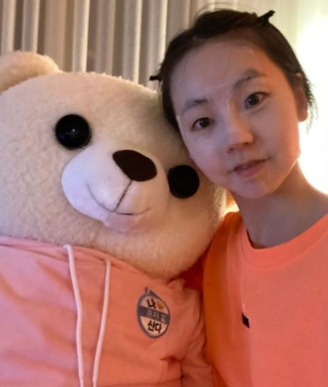Actor Sohee from the group Wonder Girls said, I live alone.Sohee said on February 6th, Thank you to the members of The Rainbow who warmly welcomed me, and the crew who put me beautifully.The last one was finished with Brian Wilson The photo shows MBC I live alone trademark bear doll Brian Wilson and Sohee leaving a certification shot.Sohee has a high-profile face that takes pictures with ease even with a mask pack, and Sohee and Brian Wilsons pink T-shirt couple also attract attention.On the other hand, Sohee, who appeared in the 7th year of I live alone broadcast on the last 5 days, revealed his daily life.On this day, Sohee unveiled a new home for two months after moving in, and showed off his clean inside of the house and healthy daily life.