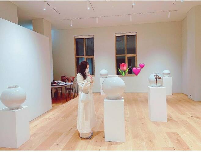 Actor Min Hyo-rin reveals recent statusOn February 6, Min Hyo-rin posted two photos on his instagram with a short moon jar.Min Hyo-rin in the public photo is looking around the place that looks like an exhibition hall.Min Hyo-rins innocent atmosphere and elegant beauty captures the eye; the pure white goddess visuals exude admiration.The netizens who watched the photos responded It is so beautiful and It is a big hit.On the other hand, Min Hyo-rin, who made his debut as the main model of medical brand in 2006, received a lot of love through the movie Sunny and Gone with the Wind.Min Hyo-rin, who later marriaged the 2018 group Big Bang Sun, appeared in the film The Bicycle King Eombok-dong the following year.