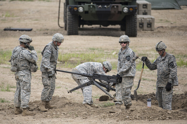 지난 2015년 8월, 경기 파주시에 위치한 포격연습장에서 미군들이 훈련하고 있다. <한겨레> 자료사진