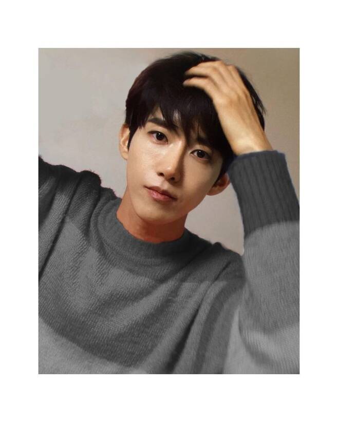 Hwang Kwanghee, a broadcaster from the group empire, unveiled a warm visual.On February 6, Hwang Kwanghee released a picture on his personal Instagram with an article called good night.In the public photo, Hwang Kwanghee boasts a sculpture appearance, causing admiration with a distinctive eyebrow on the forehead, a sharp V-line jaw line.The netizens who saw this also responded such as It looks good, It is handsome?Hwang Kwanghee made his debut as a child of the Empire in 2010; he has been active through various entertainment programs since 2018.