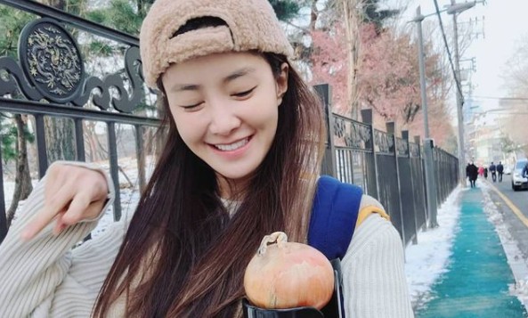 Actor Lee Si-young captivated Eye-catching by conveying the recent situation with a cute charm.Lee Si-young posted a picture on his Instagram on the 7th, along with an article that he had taken with Onion, saying, I filmed with an onion.The photo shows Lee Si-young posing on the road with Onion.Lee Si-young, who is laughing at Onion with his long straight hair and hat, is impressed with the beautiful doll beauty that reveals the surroundings.Meanwhile, Lee Si-young recently met fans through the Netflix drama Sweet Home.