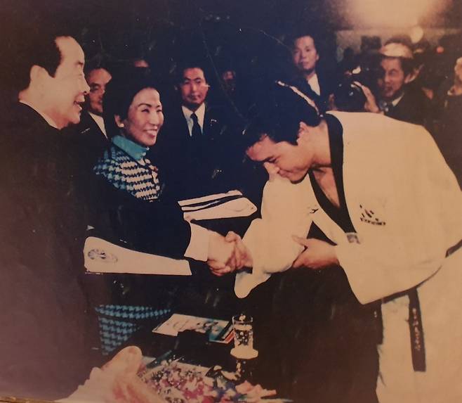 사진=94년 김영삼 대통령 에게 도복을 증정한 이동준(우측)