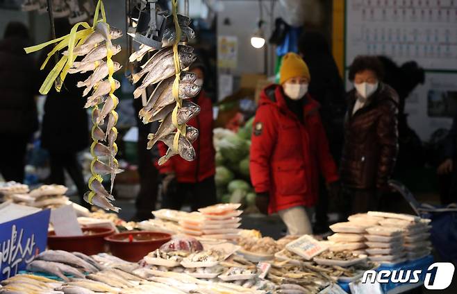 민족대명절 설 연휴를 앞둔 7일 오후 서울 마포구 망원시장에서 시민들이 차례용품을 구입하고 있다. 2021.2.7/뉴스1 © News1 오대일 기자