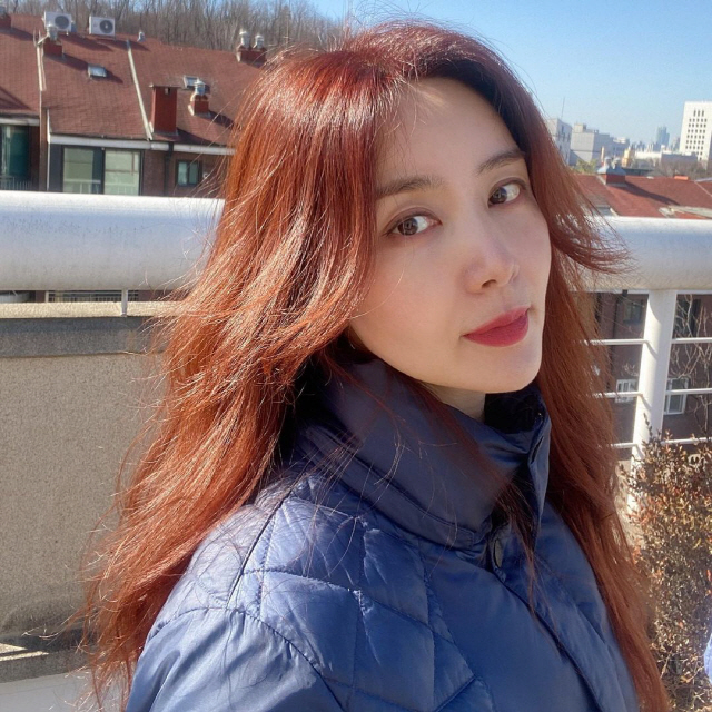 Actor Park Sol-mi turns red hairPark Sol-mi posted a picture on her Instagram on Saturday, with the photo showing Park Sol-mi, who turned red-haired.Park Sol-mi, staring at the camera with a gentle expression, gathered his attention with beautiful beautiful looks.The more fascinating Park Sol-mi visuals after dyeing remind me of Ariel in the animation The Little Mermaid.Park Sol-mis alluring beautiful looks stand outMeanwhile, Actor Park Sol-mi has two daughters, Actor Han Jae-suk and marriage, in 2013.
