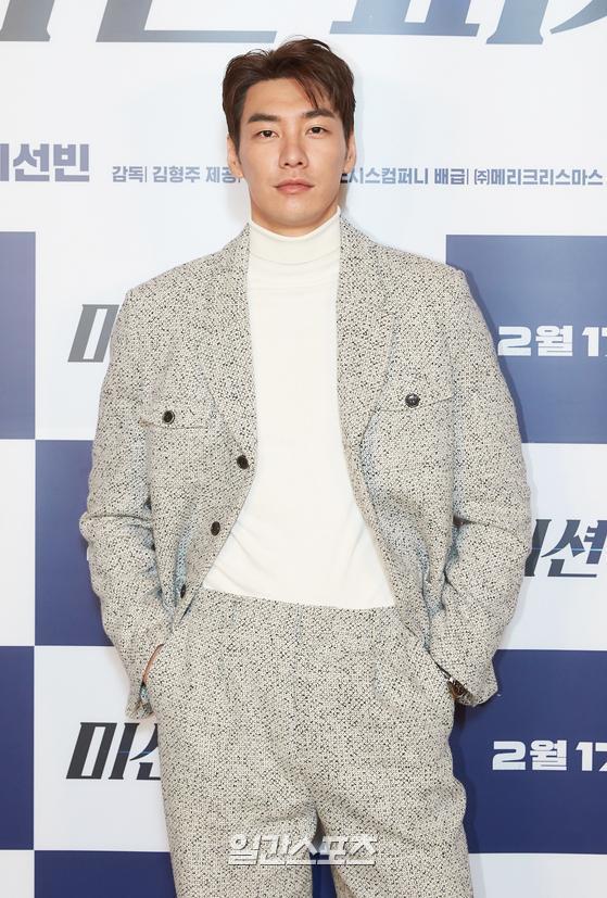 Actor Kim Young-kwang attended the premiere of the movie Mission Passable at the entrance of Lotte Cinema Counter in Jayang-dong, Gwangjin-gu, Seoul on the afternoon of the 8th,; Mission Passable (director Kim Hyung-joo) is a dizzying comic action that Kim Young-kwang and Lee Sun-bin are working together strategically to solve the arms trafficking case by Yoo Dae-hee, a secret agent who is full of enthusiasm and excellent,Opening on the 17th.