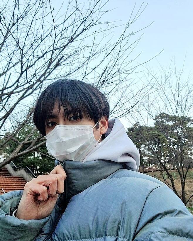 Singer and actor Kim Kyu-jong showed off his still visuals.Kim Kyu-jong posted a picture on his instagram on February 8 with the phrase HAVE A GOOD DAY.Kim Kyu-jong in the photo stares at the camera with Mask on; Kim Kyu-jong thrilled fans with his dark features and handsomeness that could not be stopped by Mask.The netizens who saw this responded such as Faceful story?, Have a good day today and Amyoman brother.