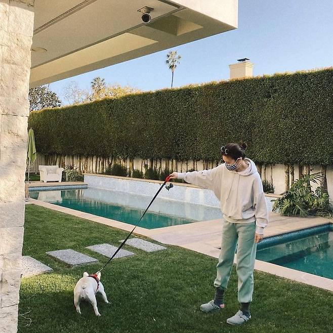 Broadcaster Park Eun-ji shares LA routinePark Eun-ji wrote Lazy Sunday on his Instagram account on February 8.Inside the picture is a picture of Park Eun-ji walking around his home with his dog.Park Eun-ji, who is wearing comfortable clothes in hoodies and mint-colored training suits, attracted attention.Along with this, the surrounding landscape where Park Eun-ji is walking has attracted attention.Park Eun-ji, who is spending time in a super-luxury LA mansion from a luxurious swimming pool to a high-rise wall, caused envy.Broadcaster Sayuri, who saw this, left a comment saying, Pretty, Bread Soon (Park Eun-ji companion dog) Bogopa.Park Eun-ji replied, I think Im like a real Jen (Sayuri son).