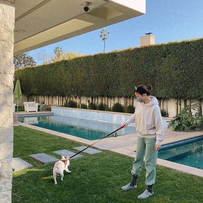 Broadcaster Park Eun-ji shares LA routinePark Eun-ji wrote Lazy Sunday on his Instagram account on February 8.Inside the picture is a picture of Park Eun-ji walking around his home with his dog.Park Eun-ji, who is wearing comfortable clothes in hoodies and mint-colored training suits, attracted attention.Along with this, the surrounding landscape where Park Eun-ji is walking has attracted attention.Park Eun-ji, who is spending time in a super-luxury LA mansion from a luxurious swimming pool to a high-rise wall, caused envy.Broadcaster Sayuri, who saw this, left a comment saying, Pretty, Bread Soon (Park Eun-ji companion dog) Bogopa.Park Eun-ji replied, I think Im like a real Jen (Sayuri son).