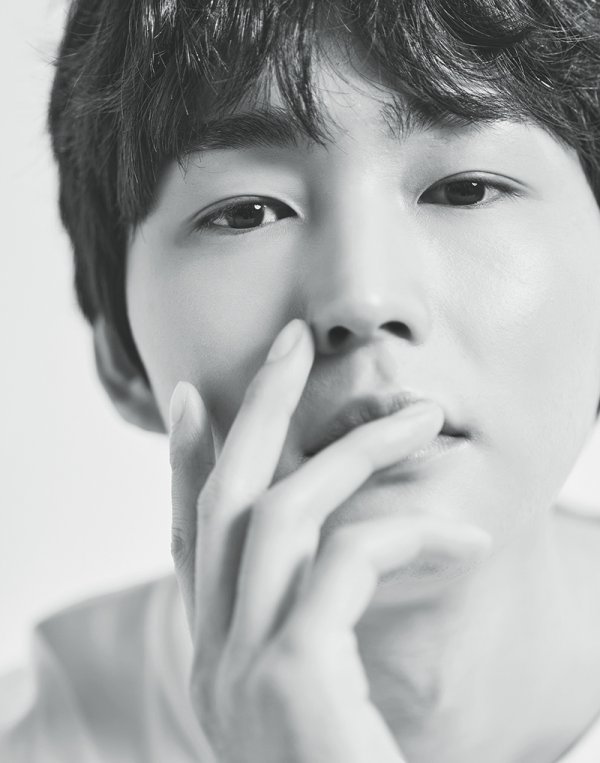 Actor Lee Won-keun has released a new profile Photograph Public.On August 8, the agency Yubon Company released a new profile Photograph of Lee Won-keun, who returned from the duty of defense last month.Based on the concept that emphasizes more mature visuals and relaxed appearance, Lee Won-keun showed a rich emotional line and detailed expressive power in various compositions and moods, and satisfied the publics waiting and excitement toward him.Lee Won-keun in the photograph caught his eye with a soft charisma that spewed out of a clear eye.Not only does it completely digest a neat T-shirt and a black turtleneck, but it also focuses on the eyes of those who look at the camera in a calm black and white tone, revealing the strong attraction of the actor.In addition, the colorful physical that encompasses both formal suits and casual denim styles gives a warm heart.As such, Lee Won-keun once again imprinted his unchanging presence by completing his sensual portrate with his original style and color.