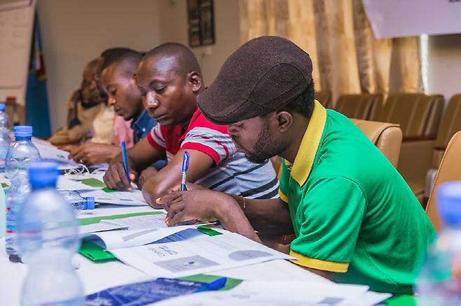 ▲삼성전자는 삼성SDI, 독일 BMW, 폭스바겐, 바스프 등과 함께 콩고에서 작년 10월부터 광부 등 지역주민들을 대상으로 교육을 실시하고 있다. (사진=삼성전자 뉴스룸)