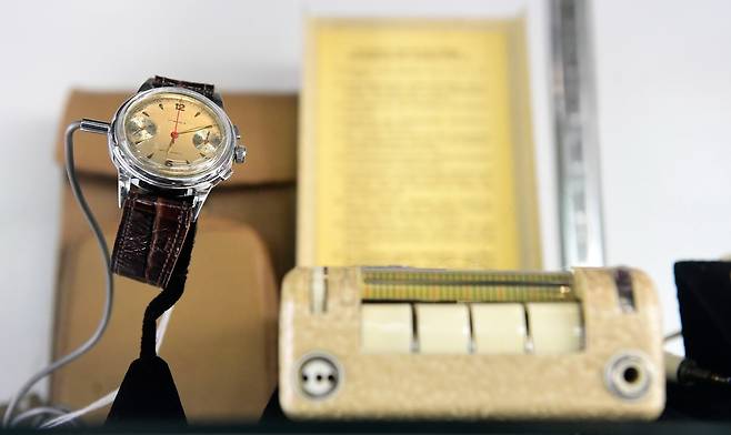 독일산 미니폰 P55 소형 스틸 와이어 녹음기(오른쪽)와 마이크가 숨겨진 손목시계. AFP=연합뉴스