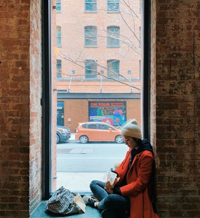 Lee Jin, a former group Fin.K.L, remembered a year ago in New York City.Lee Jin posted a photo on his personal instagram on February 9 with an article entitled Ever a year ago today.Lee Jin in the photo is sitting at the window and looking down.In a white beanie and red coat, Lee Jin blends with the scenery outside the window, reminiscent of the United States of America drama heroine.Meanwhile, Lee Jin is living in United States of America New York City after marrying a non-entertainment man in 2016.In 2019, he appeared on JTBCs Fin.K.Lup and reported his current situation. Recently, he signed an exclusive contract with King Kong by Starship to collect topics.