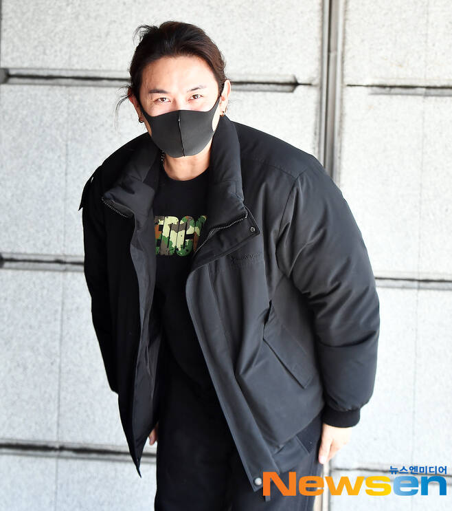 NORAZO is entering Yeouido KBS broadcasting station for recording broadcasting program on February 9th.
