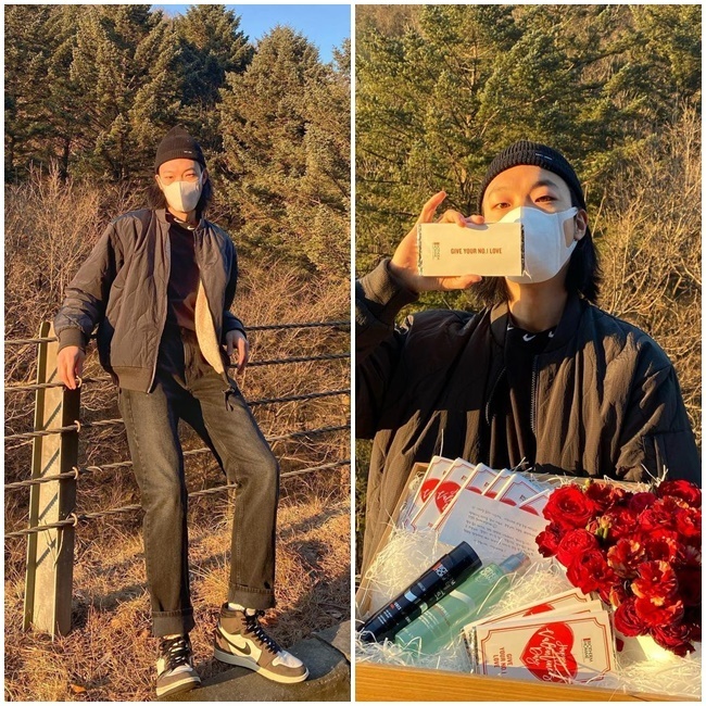 Check out who my First Love is.Actor Ryu Jun-yeol has revealed his current status.Ryu Jun-yeol wrote on February 9th in personal instagram # Advertising Who is my No.1 love.Check it out (check who my First Love is) and posted a picture.In the photo, Ryu Jun-yeol is looking at the camera with a chic look while wearing a mask and a beanie hat, especially in the long stretch.In another photo, Ryu Jun-yeol is taking a certified photo with a bouquet of roses and chocolates in a box.The netizens commented on Hyeri and Ryu Jun-yeol, who are openly devoted to the public, Do you want to give Hyeri? First Love Hyeri.Earlier, Ryu Jun-yeol is currently in public relationship with actress Hyeri, who is from girl group Girls Day, and they have developed into a lover relationship through tvN Respond, 1988.Hyeri is currently in the midst of filming the TVN drama The Falling Living with actor Jang Gi-yong.