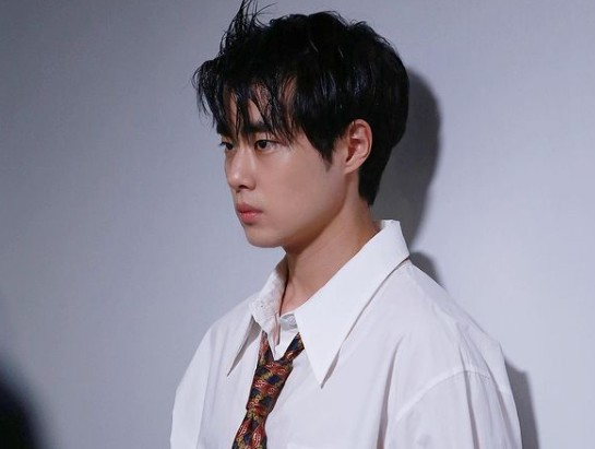 Actor Jo Byung-gyu has released a charismatic photo of the picture.On the 9th, Jo Byung-gyu posted two photos on his Instagram without any phrase.Jo Byung-gyu in the photo produced a neat Feelings by matching his tie with an overfit shirt.In addition, the hairstyle of sharp Feelings and the intense force of the eyes made a heavy but elegant atmosphere.Jo Byung-gyu captivated the hearts of women with a sculptural jawline and a sharp nose.On the other hand, Jo Byung-gyu has gathered anticipation by announcing the joining news of Yoo Jae-Suk new entertainment program.The KBS2 new entertainment program, starring Yoo Jae-Suk and Jo Byung-gyu, will be broadcast for the first time in the first half of the year.