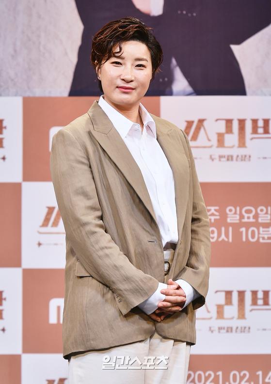 Pak Se-ri attended the MBC new entertainment three-bak second heart production presentation which was broadcast live on the afternoon of the 10th and has photo time.Three-bak second heart is a limited project that is solved by the eternal legend Chan Ho Park, Pak Se-ri, and Park Ji-sung who conveyed hope and courage from the distant country to Korea with the top model spirit that is not afraid of failure.The three people once again convey hope, courage and laughter to the tired and hard people in another reboot project, not baseball, golf, and soccer, due to the top model, Corona and the economic recession.First broadcast on the 14th.