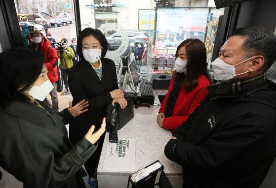 지난 25일 4·7 서울시장 보궐선거에 도전한 박영선 전 중소벤처기업부 장관과 의원과 함께 서울 동작구 미래형 동네 슈퍼 시범사업 ‘스마트슈퍼 1호점-형제슈퍼’에 방문한 이수진 의원. 이 의원은 후보 비서실장 격으로 박 전 장관을 돕고 있다. 오종택 기자
