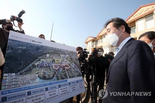 한전공대 부지 찾은 이낙연 (나주=연합뉴스) 천정인 기자 = 10일 오후 전남 나주시 한전공대 예정부지인 부영CC에서 더불어민주당 이낙연 대표가 캠퍼스 조감도를 살펴보고 있다. 2021.2.10