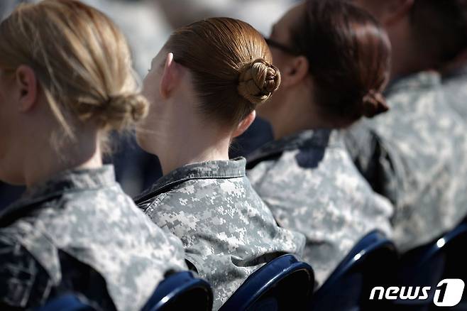 머리핀 등으로 머리를 묶어 올린 미 여군들.(자료사진) © AFP=뉴스1