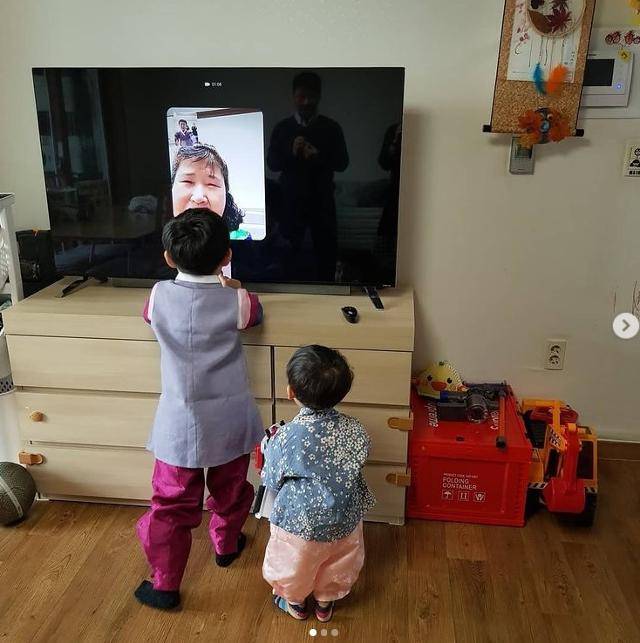 한복을 입은 박서진, 박지완군이 TV 화면 너머의 조부모님께 인사를 하고 있다. 독자 제공
