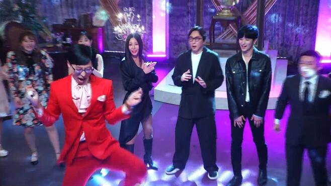MBC Jagiya Hangout with Yooooo – 2021 Donggeo Rock was captured by rapper Lee Young-ji, Loona Chuuu, and The Boyz Main actor, who represent the MZ generation, taking control of the dance stage with new dance.Expectations are gathered for the activities of those who have poured out from explosive energy to visuals and entertainment chain reaction.MBC Jagiya Hangout with Yooooo (director Kim Tae-ho Yoon Hye-jin, author Choi Hye-jung of Jang Woo-sung Wang Jong-seok), which will be broadcast at 6:30 pm on the 13th, will be the first to unveil the 2021 Dong-rak, which has returned in 20 years as a collector of enter-based big man Canolayu and legendary MC Yoo Jae-Suk.The MZ generation entertainers who could not see the past cohabitation, such as Lee Young-ji - Chuuuu - Main actor, will perform a remarkable performance, said Hangout with Yooooo. We hope you will expect a different harmony and chemistry with veteran entertainers.The released photos include colorful dance performances by entertainment prospect rapper Lee Young-ji, Loona Chuuuu, and The Boyz Main actor, who represent the MZ generation, which is called the new Korean people.They are born in 1998 (Main actor), born in 1999 (Chuuuu), and born in 2002 (Lee Young-ji), and will show the young energy of 2021 cohabitation.Lee Young-ji, Chuuuu, and Main actor are also fully in control of the dance-reporting stage that can not be missed in the 2021 cohabitation, and they are expecting that they have summoned the talent of entertainment prospects to the stage to infinite divergence and MC Yoo Jae-Suk.Rapper Lee Young-ji caught the attention of seniors with 90-degree right-wing greeting and extraordinary Chain Reaction.In particular, when Chuuuu appeared, he showed the maximum level of pupil expansion by raising his sunglasses, confessed to Chuuu that he was a steam fan, and said that he had exploded the sense of sensation Chain Reaction with his hands on his head.Chuuuu, the main vocalist of Loona and the original of Kwamul Heart, asked MC Yoo Jae-Suk, Do you know me? And asked the cute Chain Reaction and the new heart in 2021.Here, The Boyz Main actor captivated the cast with its stretched arms, legs and shining visuals.According to the production crew, Yoo Jae-Suk, who saw the Main actor in the Music-centered bathroom in the past, was surprised by his visuals, but the 2021 cohabitation staff also poured out the same admiration when they saw his real life.Main actor is expected to reveal his unrefutable confidence, saying that he will be responsible for youth in the 2021 Donggo Dongrak.MC Yoo Jae-Suk has caught the Chain Reaction and the other Chain Reaction that were seen in entertainment with the eyes of the hawk.Indeed, the Chain Reaction point of the new generation MZ generation found by MC Yoo Jae-Suk raises the question of what will happen.The entertainment prospect Lee Young-ji - Chuuuu - Main actor who fully received 2021 cohabitation can be confirmed through Jagiya Hangout with Yooooo - 2021 cohabitation which is broadcasted at 6:30 pm on the 13th.Meanwhile, Hangout with Yoooooo created Booka syndrome by establishing YOO Niverse through various projects based on relay and expansion by fixed performer Yoo Jae-Suk.It is loved by the Corona era and the easy-to-lose laughter and warm comfort at the same time.iMBC  Photos Offered: MBC