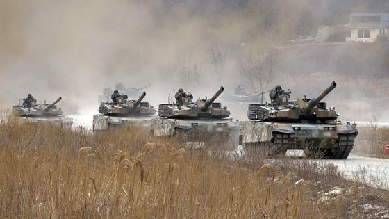 육군 11사단 기갑수색대대의 K2 전차가 기동 훈련을 하고 있다. [사진 국방부 제공]