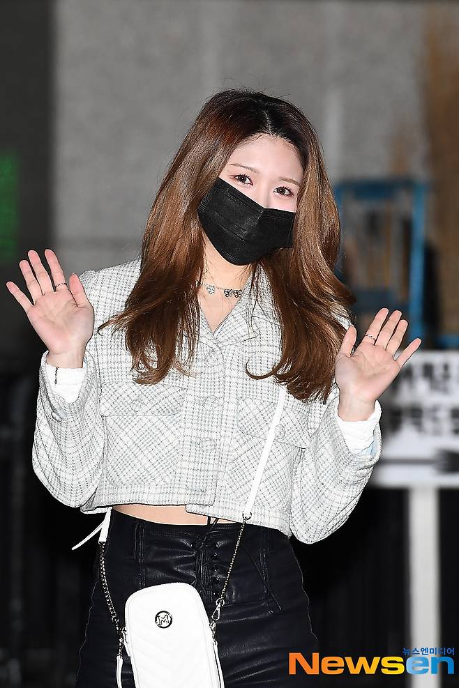 Nature (NATURE) member Roux is entering the broadcasting station to attend the recording of MBC every1 Korean Foreigners at MBC Dream Center in Ilsan-dong, Goyang-si, Gyeonggi-do on the afternoon of February 12.