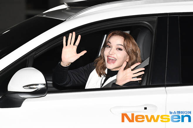 Irem is entering the broadcasting station to attend the recording of MBC every1 South Korean Foreigners at the Goyang Ilsandong-gu MBC Dream Center in Gyeonggi Province on the afternoon of February 12th.