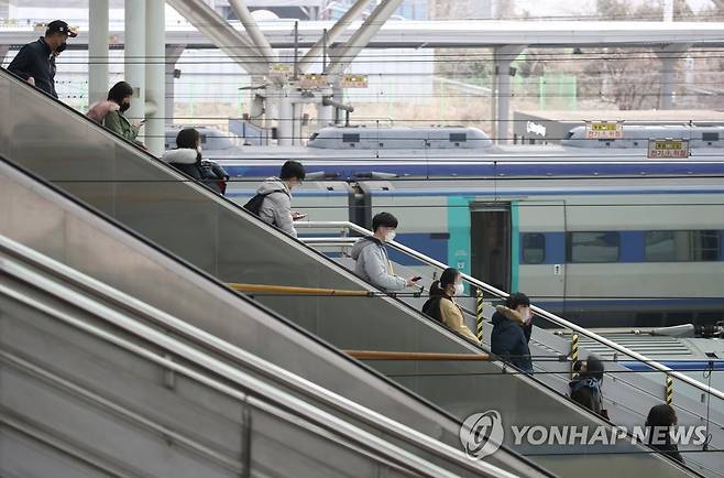 서로 떨어져서 한 줄로 (서울=연합뉴스) 김도훈 기자 = 설 연휴 첫날인 11일 오전 서울역에서 KTX 열차 탑승객들이 한 줄로 에스컬레이터를 타고 승강장으로 향하고 있다. 2021.2.11 superdoo82@yna.co.kr