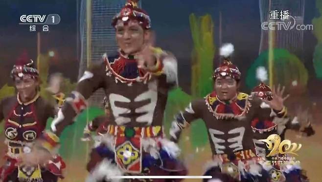 11일 방송된 CCTV 춘완에서 아프리카 흑인으로 분장한 출연자들이 춤을 추고 있다. [유튜브 스크린샷]
