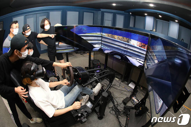 지난해 8월6일 대구 소재 한 전문대에서 컴퓨터정보계열 특수영상반 학생들이 3D 게임 애니메이션 특강에 참여해 실습하고 있다./뉴스1 © News1 공정식 기자