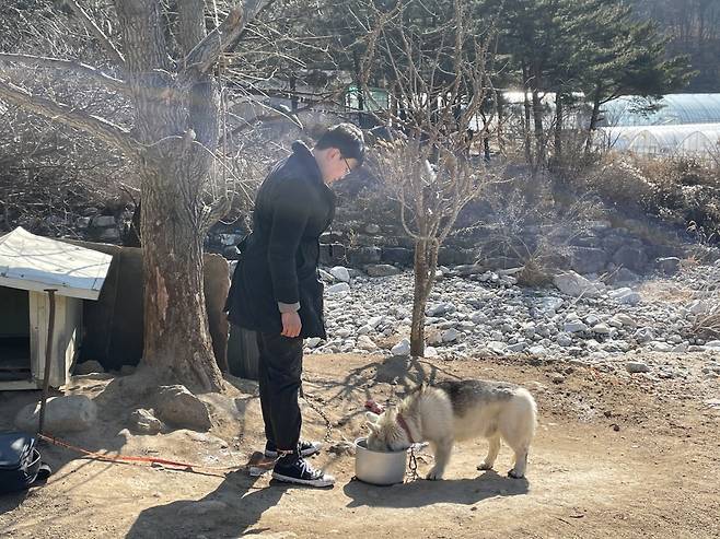 얼어붙은 물을 깨고 새 물을 줬더니 벌컥벌컥 마시던 멍순이.짧은 줄로 발목을 묶고, 멍순이 옆에서 함께하고 있는 기자. 녀석은 늘 내쪽을 바라보았다. 흰 지붕의 집은 멍순이가 여름에 머물고, 빨간 지붕 집은 겨울에 머문단다./사진=최은솔 MBC 작가. 시골개, 1m의 삶 체헐리즘은 3월9일 밤 9시20분 MBC '아무튼 출근!'에서 방송된다.