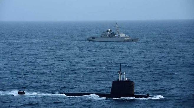프랑스 핵잠수함 에메로데가 지원함 세인과 함께 남중국해를 항해하고 있다. (사진=팔르리 佛 국방장관 트위터)