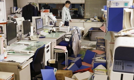 - 13일 일본 후쿠시마현 앞바다에 발생한 강진으로 책장에 꽂혀있던 파일들이 사방으로 떨어졌다. 사진= 로이터 뉴스1