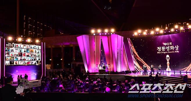 제41회 청룡영화상이 9일 인천파라다이스시티에서 열렸다. 몬스타엑스의 축하공연이 펼쳐지고 있다.
최문영 기자 deer@sportschosun.com /2021.02.09/