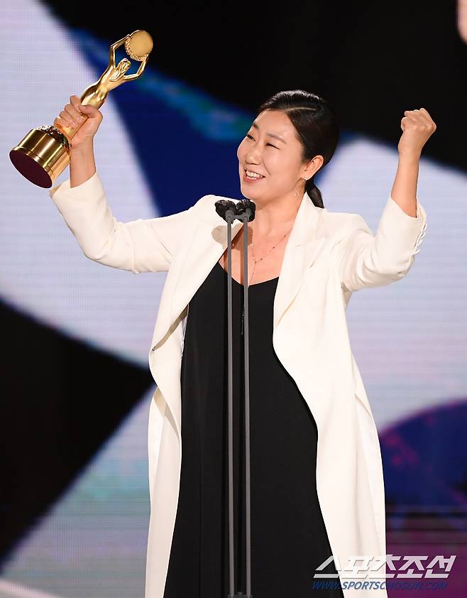 제41회 청룡영화상 시상식이 9일 인천 영종도 파라다이스시티에서 열렸다. 여우주연상을 수상한 배우 라미란. 인천=허상욱 기자 wook@sportschosun.com/2021.02.09/