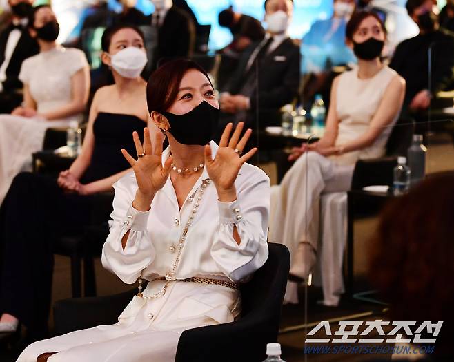 제41회 청룡영화상 시상식이 9일 오후 인천 파라다이스시티에서 열렸다. 김희애 등 배우들이 지정된 자리에 앉아 시상식을 지켜보고 있다. 인천=정재근 기자 cjg@sportschosun.com/2021.02.09/